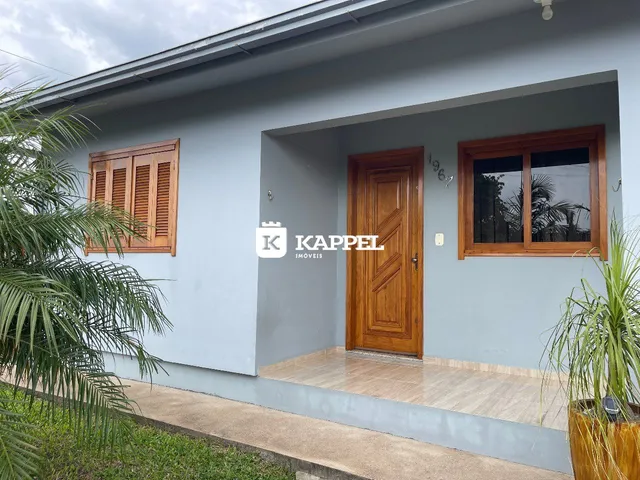 Fachada de uma residência com porta e janela de madeira em Lajeado, Brasil.