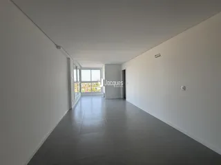 Hall de entrada com paredes brancas e piso cinza claro.