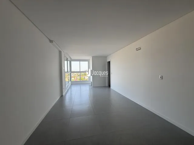 Hall de entrada com paredes brancas e piso cinza claro.
