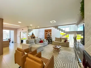 Sala de estar ampla com sofá e decoração em um imóvel no Brasil.
