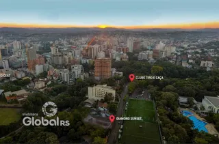 Vista aérea de uma área urbana em Lajeado, Brasil, mostrando edifícios e áreas verdes.