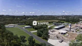 Vista aérea de um terreno com edifícios industriais e áreas verdes em Lajeado.