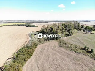 Vista aérea de uma área rural com campos abertos e vegetação em Lajeado, Brasil.