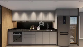 Cozinha moderna com armários de madeira e bancadas escuras.