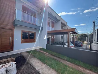 Fachada de uma residência em Lajeado, Brasil, com varanda e cerca.