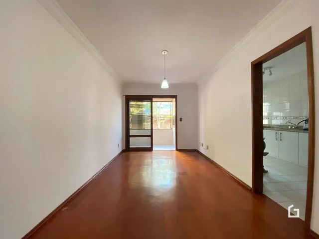 Hall de corredor com piso de madeira polida.