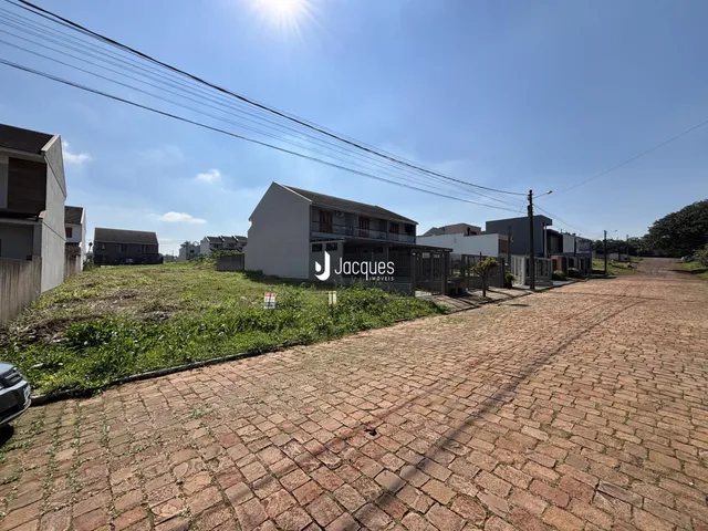 Vista externa de casas e terreno em Lajeado, Brasil.