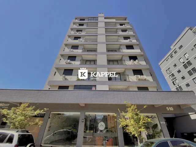 Fachada de um prédio residencial em Lajeado, Brasil, com apartamentos e comércio no térreo.