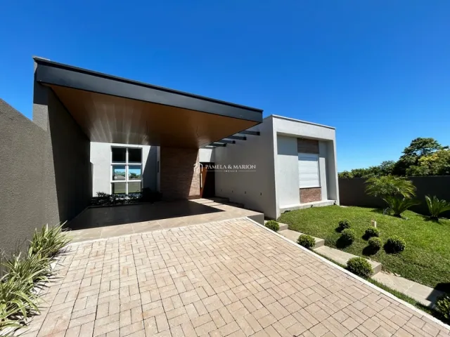 Fachada de uma residência moderna com paisagismo em Lajeado, Brasil.