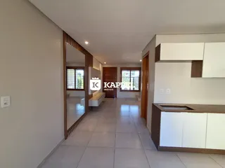 Hall de entrada com piso claro e armários modernos.