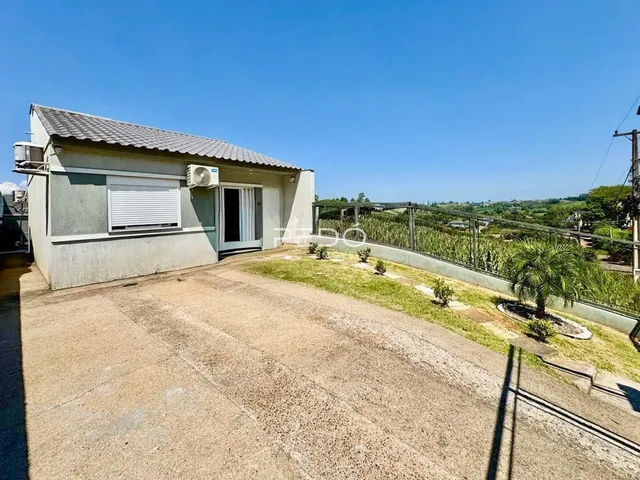 Fachada de uma residência em Lajeado com área externa e vista para a paisagem verde.