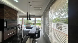 Vista de uma cozinha e área de jantar em um imóvel no Brasil.