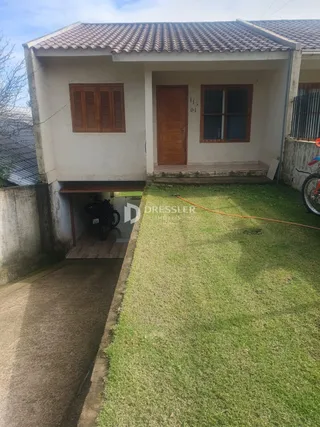Fachada de uma casa em Lajeado, Brasil com jardim gramado.