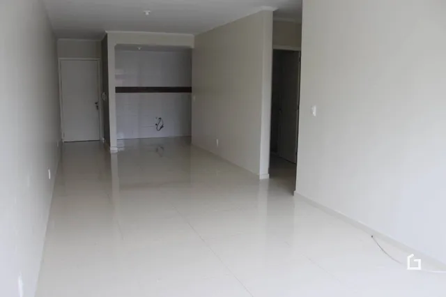 Hall de entrada com piso claro e paredes brancas.