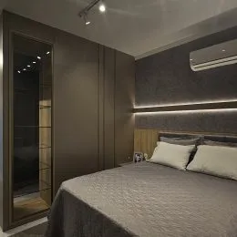 Foto de um quarto com cama e ar-condicionado.