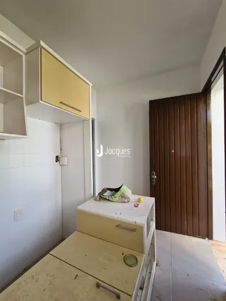 Quarto interno com porta de madeira na parede.