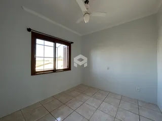 Ambiente interno com piso de cerâmica e janela.