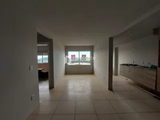 A foto mostra um corredor interno de uma residência com piso de cerâmica.