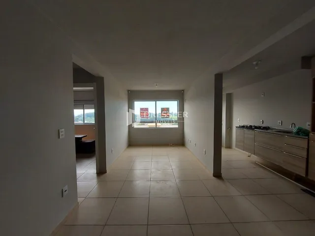 A foto mostra um corredor interno de uma residência com piso de cerâmica.