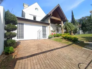 Fachada de uma casa em Lajeado, Brasil com piso de tijolos.