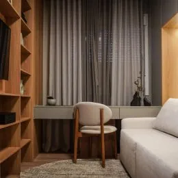 Foto de uma sala de estar com cortinas e sofá em um imóvel.