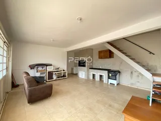 Sala de estar com piso de cerâmica e lareira em imóvel no Lajeado.