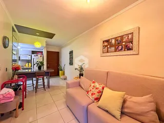 Sala de estar com sofá e decoração de parede em um imóvel no Brasil.