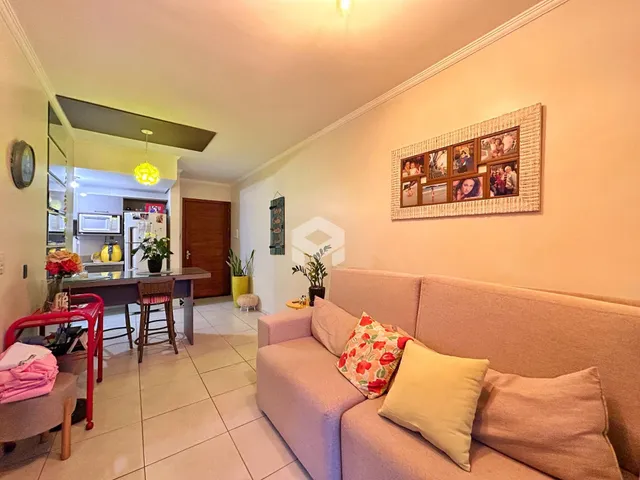 Sala de estar com sofá e decoração de parede em um imóvel no Brasil.