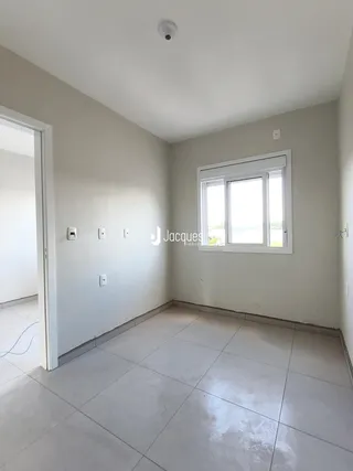 Vista interna de um ambiente com piso de cerâmica e paredes claras.