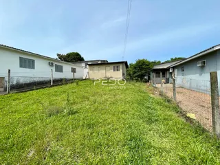 A fachada de uma propriedade em Lajeado, Brasil, com gramado em primeiro plano.