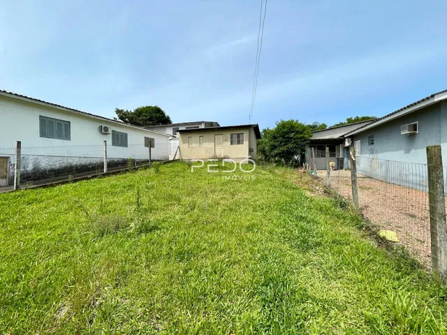 A fachada de uma propriedade em Lajeado, Brasil, com gramado em primeiro plano.
