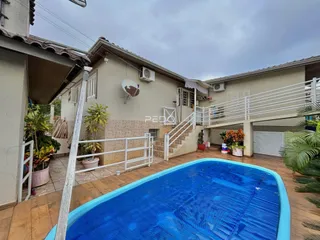 Vista externa de uma casa com piscina em Lajeado, Brasil.