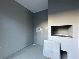 Hall da propriedade em Lajeado com paredes cinzas e piso claro.