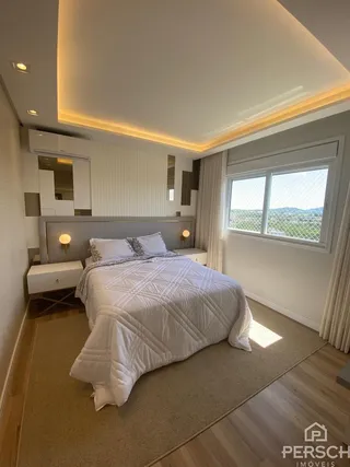 Um quarto com cama de casal e janela com vista para a paisagem.