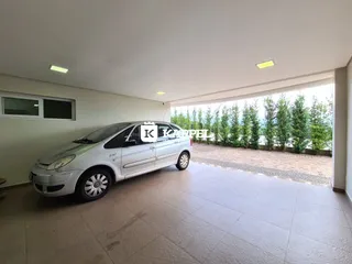 A sala de estar apresenta uma vista ampla para a paisagem externa.