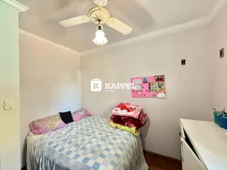 Foto de um quarto com cama e decoração rosa.