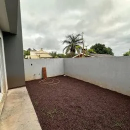 Área externa coberta por cascalho marrom em um loteamento em Lajeado.