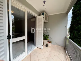 Vista interna com portas de vidro e acesso à varanda