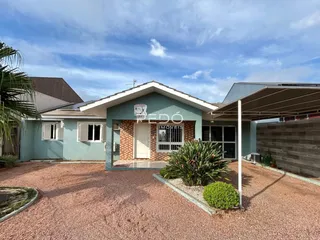 Fachada de uma casa em Lajeado, Brasil, com jardim e área de garagem.