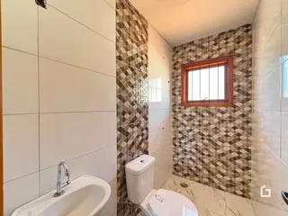 Foto de um banheiro com revestimento de azulejos.