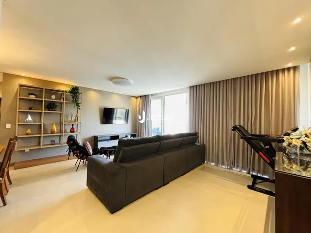 Sala de estar com sofá e estante em um apartamento no Brasil.