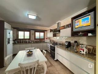 Foto de uma cozinha e sala de jantar em um imóvel no Brasil.