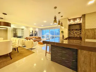 Ambiente interno de sala de estar com piso claro e decoração moderna.