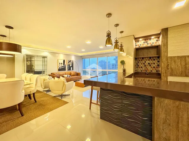 Ambiente interno de sala de estar com piso claro e decoração moderna.