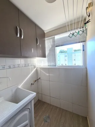 Foto de um banheiro interno com revestimento de azulejos brancos.