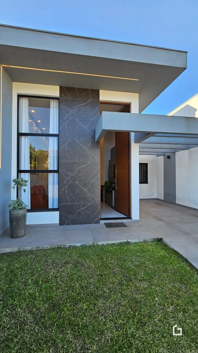 Fachada moderna de uma residência com revestimento de pedra em Lajeado.