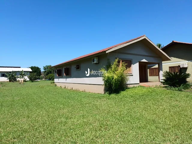 Fachada de uma casa em Lajeado, Brasil, com gramado ao redor.