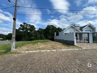 Fachada de uma residência em Lajeado, Brasil, com terreno gramado na frente.