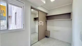 Hall de entrada com espelho e armário em um imóvel no Brasil.