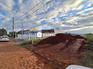 Vista externa de uma residência em Lajeado, Brasil, com terreno em primeiro plano.